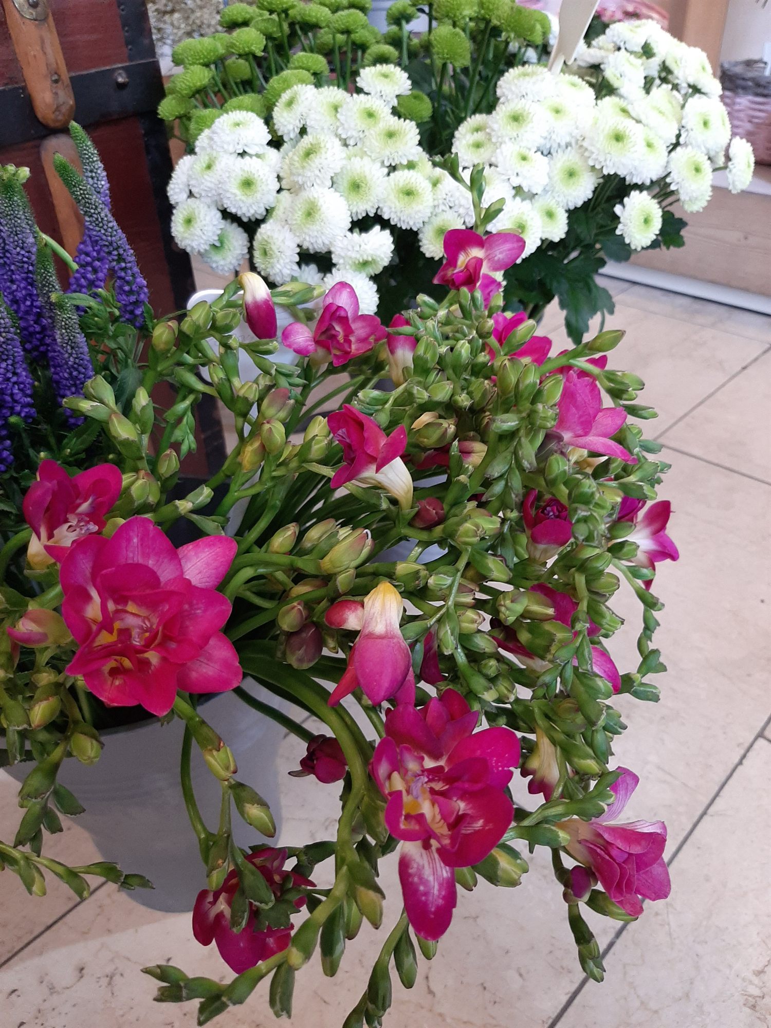 Weiße Chrysanthemen und violette Orchideen