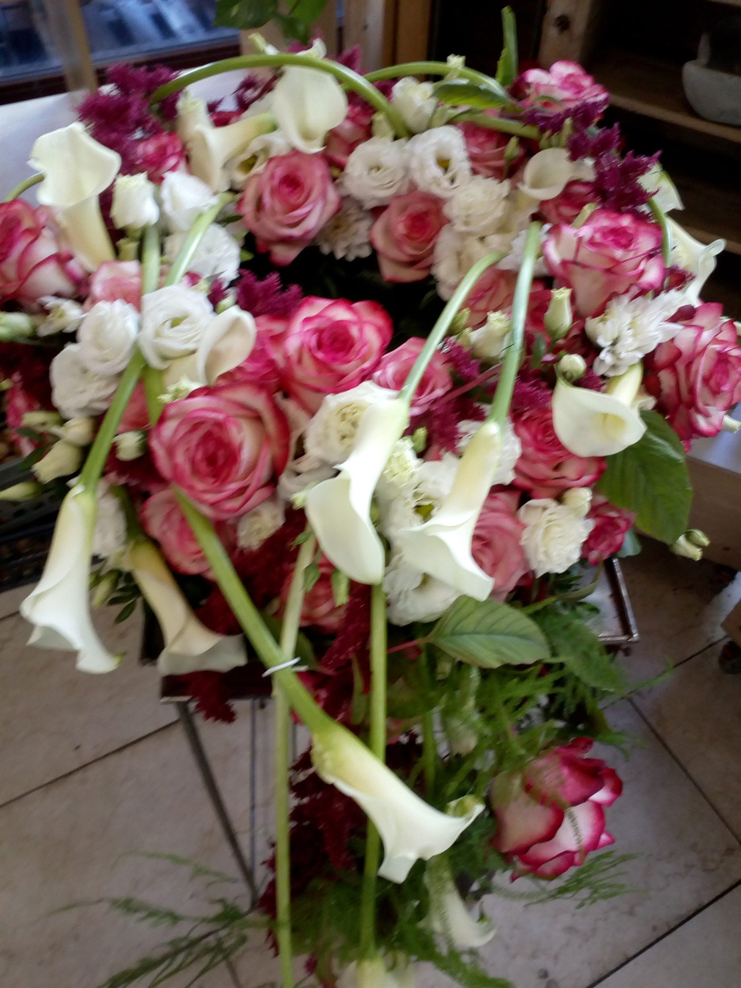 Gesteck mit weißen Calla-Lilien