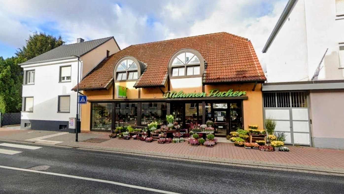 Außenansicht des Blumenhauses Fischer in Bad Vilbel mit Blumen vor dem Geschäft